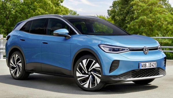 Еталон при Volkswagen, вторият автомобил, който се ражда на модулната платформа Meb. Тя е предназначена за задвижвани с батерии превозни средства след ID.3. И колата е по петите на Model Y през първите два месеца на 2025 година. Дотолкова, че се превърна във втори електрически автомобил в класацията на продажбите на континента с впечатляващ ръст от 172% , който го катапултира до 13 312 продадени бройки срещу 4 895 през същия период на 2024-а. 

Volkswagen ID.4 е дълъг 458 см , предлага меки форми и интериор, изработен от висококачествени материали, сглобени внимателно. 

Продава се в три конфигурации - 170 к.с. само със задвижване на задните колела, 286 к.с. със задвижване на две или четири колела и 340 к.с. само с предаване и на четирите колела. Два размера на батерията в зависимост от версията, 55 kWh или 82 kWh, гарантират максимална декларирана автономност до 554 км.
